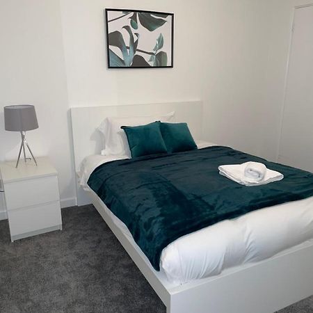 Modern 2 Bed House Cannock Perfect For Contractors Business Travellers Short Stays Driveway For 2 Vehicles Close To M6 M54 I54 A5 A38 Mcarthur Glen Designer Outlet Экстерьер фото