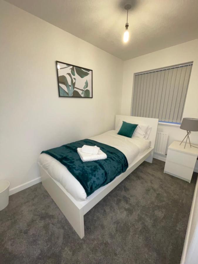 Modern 2 Bed House Cannock Perfect For Contractors Business Travellers Short Stays Driveway For 2 Vehicles Close To M6 M54 I54 A5 A38 Mcarthur Glen Designer Outlet Экстерьер фото