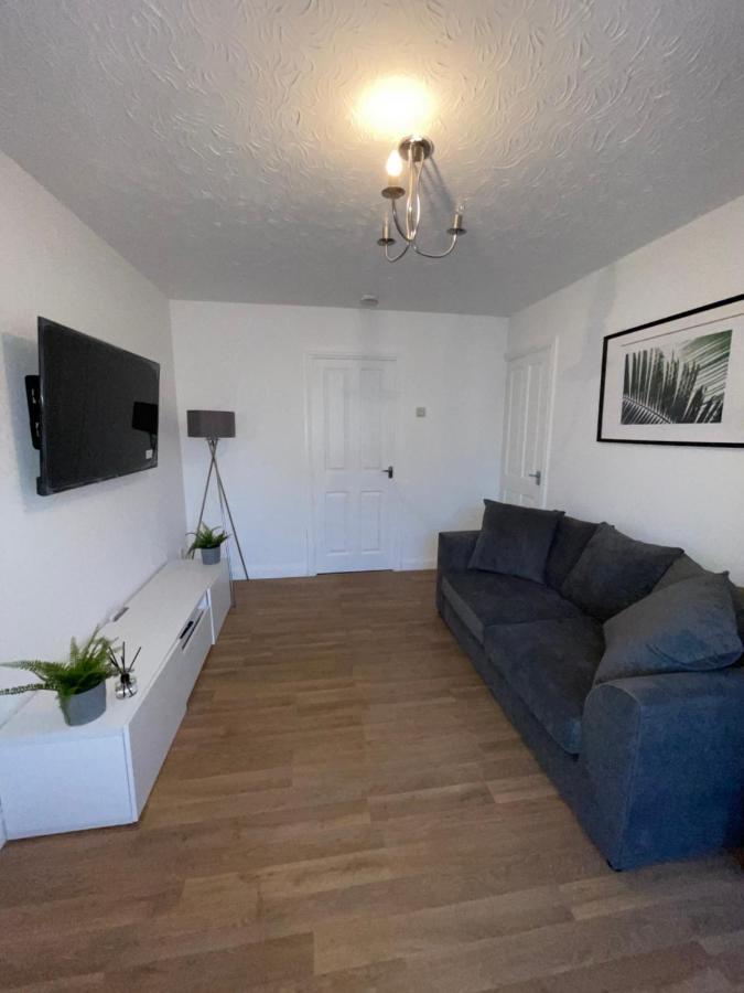 Modern 2 Bed House Cannock Perfect For Contractors Business Travellers Short Stays Driveway For 2 Vehicles Close To M6 M54 I54 A5 A38 Mcarthur Glen Designer Outlet Экстерьер фото