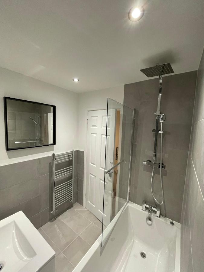 Modern 2 Bed House Cannock Perfect For Contractors Business Travellers Short Stays Driveway For 2 Vehicles Close To M6 M54 I54 A5 A38 Mcarthur Glen Designer Outlet Экстерьер фото