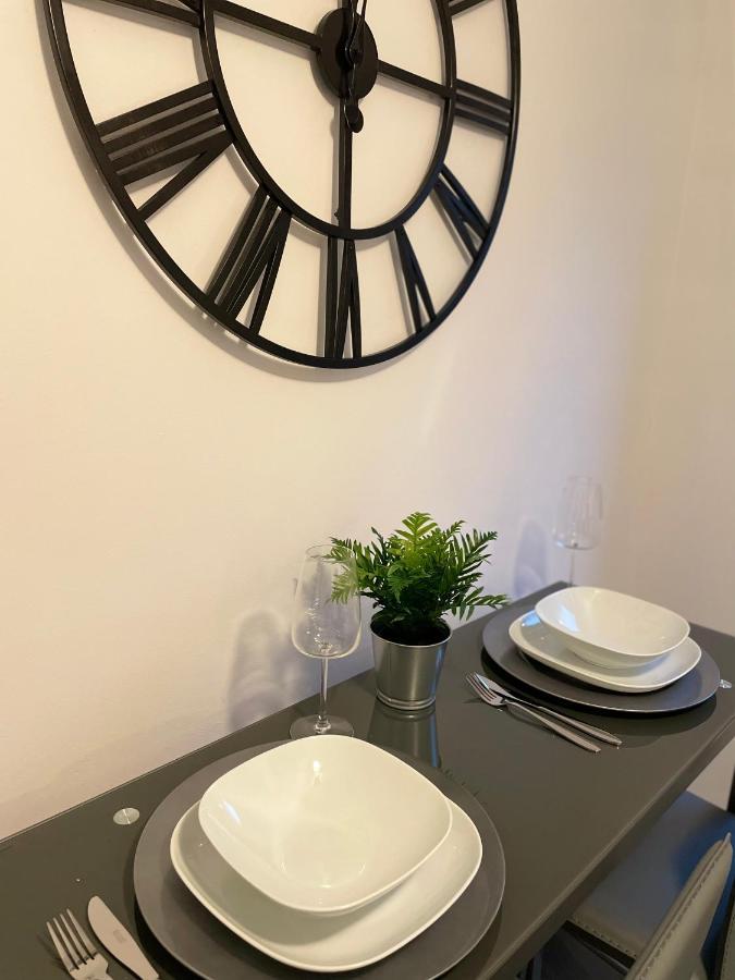 Modern 2 Bed House Cannock Perfect For Contractors Business Travellers Short Stays Driveway For 2 Vehicles Close To M6 M54 I54 A5 A38 Mcarthur Glen Designer Outlet Экстерьер фото