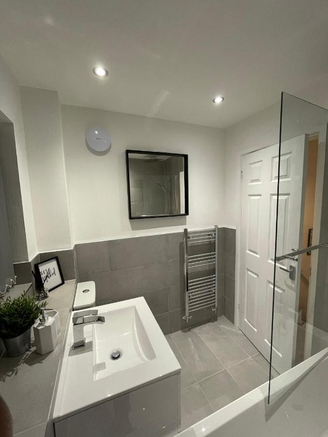 Modern 2 Bed House Cannock Perfect For Contractors Business Travellers Short Stays Driveway For 2 Vehicles Close To M6 M54 I54 A5 A38 Mcarthur Glen Designer Outlet Экстерьер фото