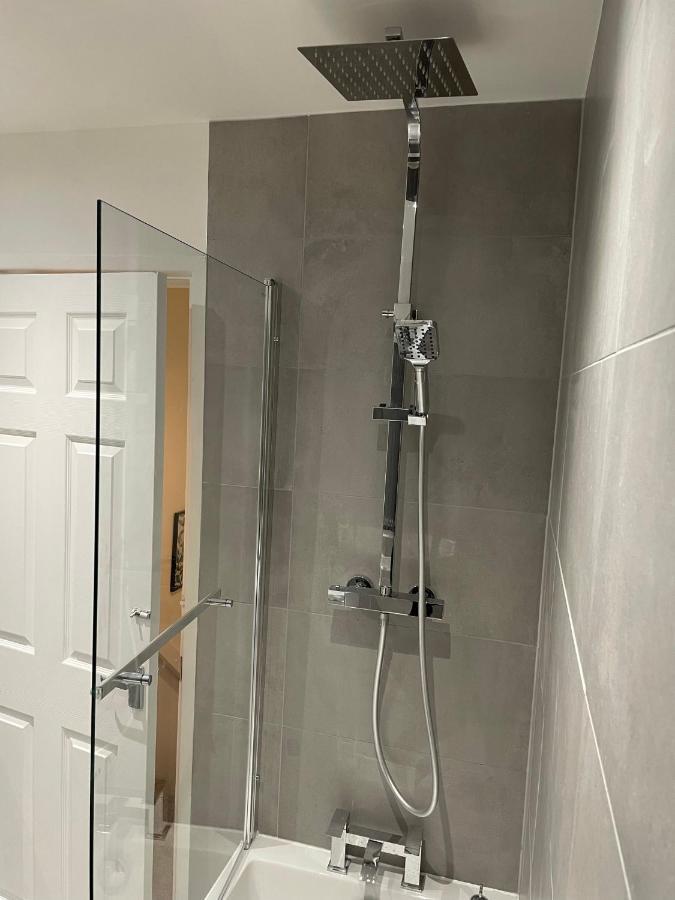 Modern 2 Bed House Cannock Perfect For Contractors Business Travellers Short Stays Driveway For 2 Vehicles Close To M6 M54 I54 A5 A38 Mcarthur Glen Designer Outlet Экстерьер фото